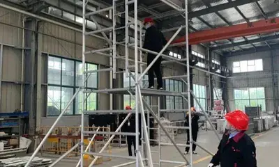 פיגום אלומיניום מקצועי גובה דריכה 4 מ – רוחב כפול